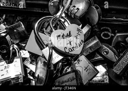 Attachted serrures à la paroi de Juliets chambre à Vérone comme une preuve d'amour - VÉRONE, ITALIE - 30 JUIN 2016 Banque D'Images