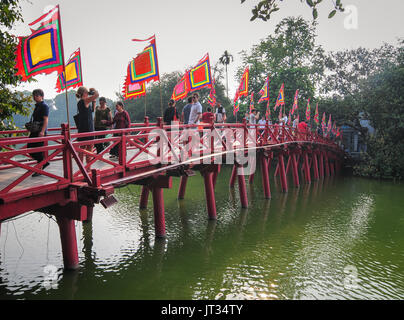 Hanoi, Vietnam - Sep 22, 2013. Les touristes marcher sur le pont de Huc à Hanoi, Vietnam. Les Huc Bridge est un joli bâtiment situé dans l'il Banque D'Images