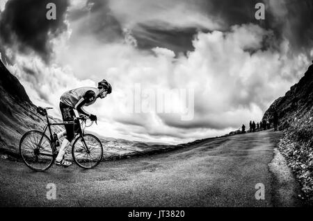 Circonscription cycliste jusqu'Hardknott Pass, Cumbria, Royaume-Uni. Banque D'Images