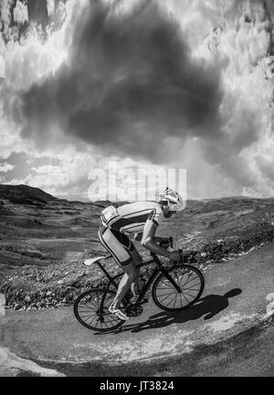 Circonscription cycliste jusqu'Hardknott Pass, Cumbria, Royaume-Uni. Banque D'Images