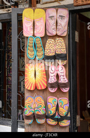 Chaussons en vente, Trump Jonker Street, Malacca, Malaisie Banque D'Images