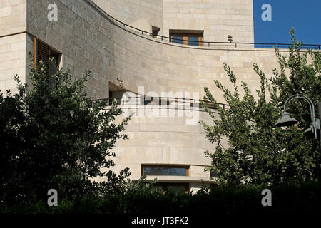 Façade de la villa reconstruite et ancienne Hanna Salameh devant la maison du premier ministre israélien sur la rue Balfur située dans le quartier Talbiya ou Talbiyeh officiellement Komemiyut, construite en 1920s et 1930s que la plupart des premiers résidents étaient riches chrétiens arabes qui ont construit des maisons élégantes avec la Renaissance, Motifs architecturaux mauresques et arabes. Jérusalem Ouest Israël Banque D'Images