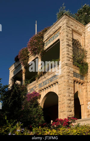 Façade de l'ancien Harun al-Rashid villa à Marcus street situé dans le quartier de Talbiyeh ou Talbiya Komemiyut officiellement, construit dans les années 1920 et 1930, dont la plupart des premiers habitants étaient riches de chrétiens arabes qui ont construit des maisons élégantes avec la Renaissance, Maures et arabes des motifs architecturaux. La partie ouest de Jérusalem Israël Banque D'Images