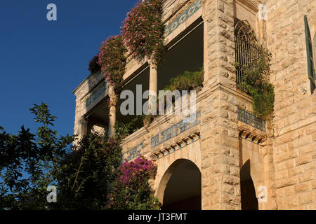 Façade de l'ancien Harun al-Rashid villa à Marcus street situé dans le quartier de Talbiyeh ou Talbiya Komemiyut officiellement, construit dans les années 1920 et 1930, dont la plupart des premiers habitants étaient riches de chrétiens arabes qui ont construit des maisons élégantes avec la Renaissance, Maures et arabes des motifs architecturaux. La partie ouest de Jérusalem Israël Banque D'Images