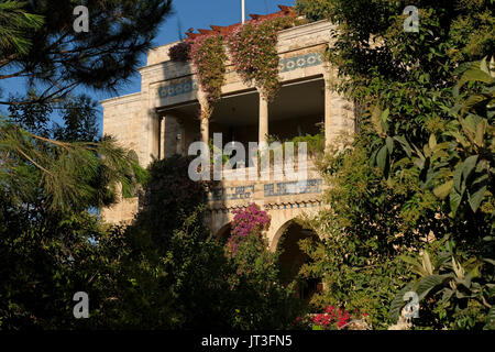 Façade de l'ancien Harun al-Rashid villa à Marcus street situé dans le quartier de Talbiyeh ou Talbiya Komemiyut officiellement, construit dans les années 1920 et 1930, dont la plupart des premiers habitants étaient riches de chrétiens arabes qui ont construit des maisons élégantes avec la Renaissance, Maures et arabes des motifs architecturaux. La partie ouest de Jérusalem Israël Banque D'Images