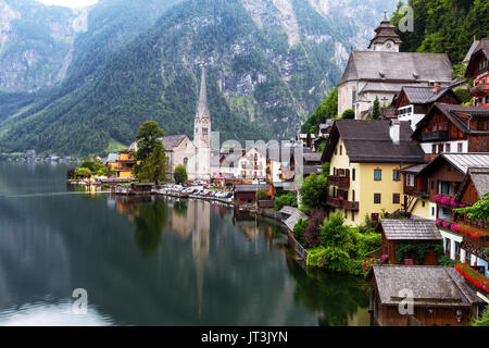 Scenic photo-carte postale de Hallstatt historique célèbre village de montagne Hallstattersee dans les Alpes autrichiennes en mystic bleu crépuscule pendant hou Banque D'Images