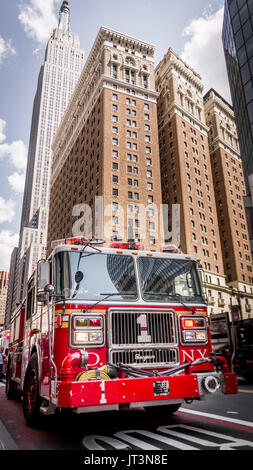 Camion à incendie en face de l'Empire State Building, New York, USA Banque D'Images