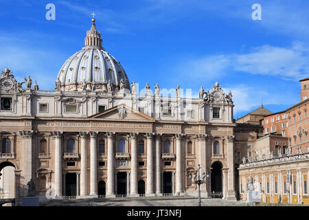 La Basilique St Pierre sur fond de ciel bleu. Vatican, Italie Banque D'Images