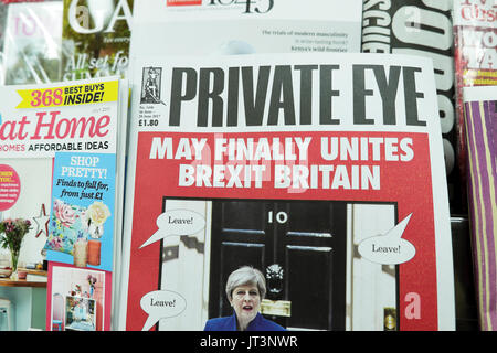 Private Eye magazine satirique couverture titre "peut enfin s'unit Brexit Britain' avec des magazines sur le plateau de la presse à Londres UK KATHY DEWITT Banque D'Images