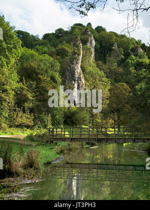 Pickering Tor et River Dove, Dovedale, Peak District, Angleterre, Royaume-Uni Banque D'Images