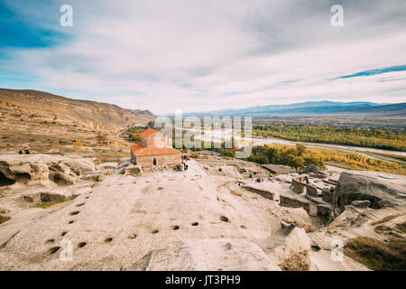 Uplistsikhe, région de Shida Kartli, Géorgie. Uplistsuli ou église Église de Prince et les restes d'autel dans le célèbre Monument. Roches anciennes-taillées dans la ville E Banque D'Images