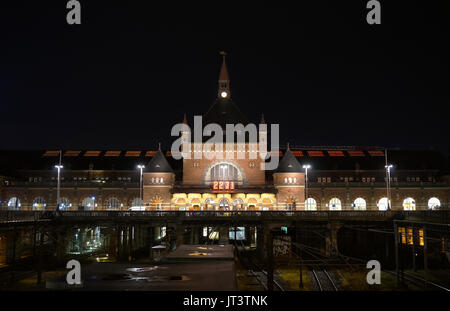 La fin de nuit, CPH downtown. Les lumières de la ville dans l'obscurité l'éclairage de la gare centrale de Copenhague. Banque D'Images