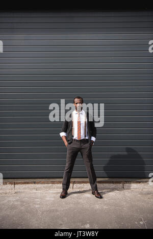 Les jeunes confiants african american businessman standing outdoors Banque D'Images