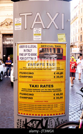 Rome Italie Juillet 2017 - Taxi tarifs tarif les prix de Rome avec panneau disant Uber taxis sont illégaux en Italie photographie prise par Simon Dack Banque D'Images