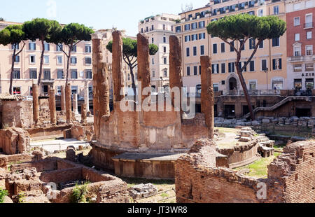 Rome Italie Juillet 2017 - Largo di Torre Argentina est un carré à Rome, Italie, avec quatre temples romaine et les vestiges de Pompey's Theatre. Ph Banque D'Images