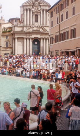 Rome Italie Juillet 2017 - Touristes rassemblés autour de la fontaine de Trevi Photo prise par Simon Dack Banque D'Images