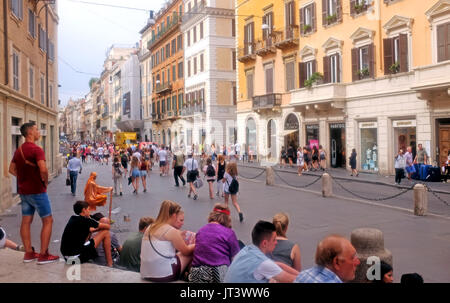 Rome Italie Europe - la rue commerçante animée de via del Corso dans le quartier Tridente Banque D'Images