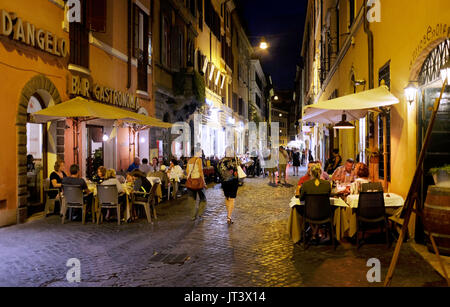 Rome Italie - Eating out dans l'un des nombreux Rues étroites dans le quartier Tridente Banque D'Images