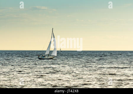Navire de plaisance est la voile de port pour le golfe de Riga Banque D'Images