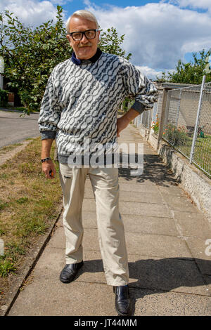 La mode senior man posing in the street Banque D'Images