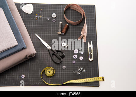 Close-up view of textile et d'un ensemble de fournitures de couture isolé sur gray Banque D'Images