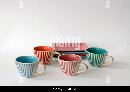 Ensemble de quatre tasses à café. Faites par LBVYR, Laboratoire de Biologie Vegetale Yves Rocher. Fabriqué en France Banque D'Images