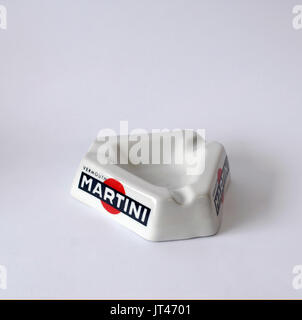 Cendrier Vintage faites par le plastique, logo publicitaire de Vermouth Martini, pour les fumeurs de cigarette fumeur de cigarettes Banque D'Images