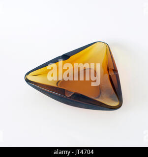 Cendrier vintage triangulaire de couleur ambre de forme triangulaire. Original à partir de la 60s ou 70s Design Banque D'Images