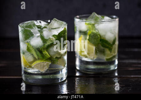 Vue rapprochée de mojito cocktail dans des verres sur la table en bois sombre, des cocktails concept Banque D'Images