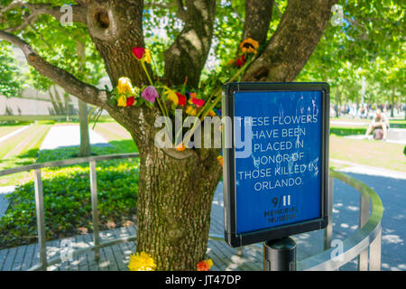 NEW YORK, USA - Mai 05, 2017 : Fleurs dans memorial museum près de One World Trade Center, vue depuis le niveau de la rue situé dans la ville de New York Usa Banque D'Images