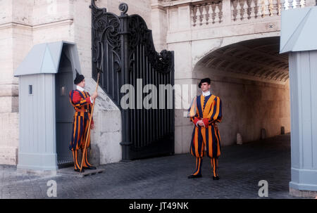 Rome Italie Juillet 2017 - La Garde Suisse célèbre à la basilique St Pierre et la Place Saint Pierre dans la Cité du Vatican La Garde Suisse Pontificale est petite force Banque D'Images