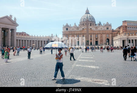 Rome Italie juillet 2017 - L'un des nombreux guides coupe-file du vatican sur la place Saint-Pierre de la Cité du Vatican Banque D'Images