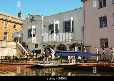 Les clients à l'ancre sur les rives de la rivière Cam à Cambridge Cambridgeshire Angleterre Banque D'Images