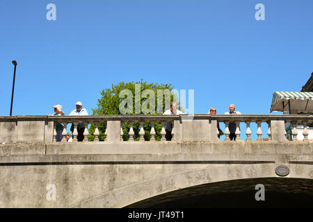 Les touristes à la recherche sur l'argent Street Bridge à la punt des bateaux sur la rivière Cam à Cambridge en Angleterre Banque D'Images