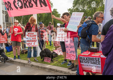 Les femmes défenseurs de Jeremy Corbyn avec différentes bannières promettant allégeance au chef du travail . Un Labrador noir a son propre signe autour de son cou. Banque D'Images