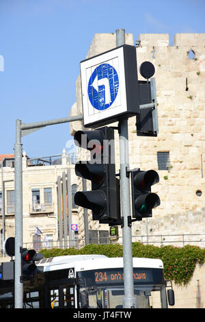 Feu de circulation à Jérusalem Israël et à gauche Banque D'Images