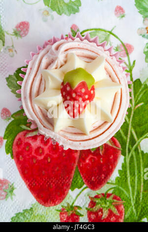 Fraise et vanille cupcake par Sainsbury's situé sur le thème de la fraise serviette serviette Banque D'Images