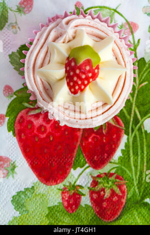 Fraise et vanille cupcake par Sainsbury's situé sur le thème de la fraise serviette serviette Banque D'Images