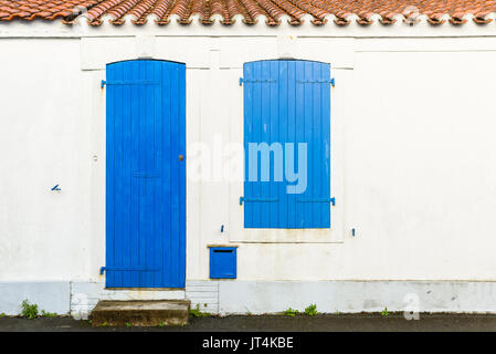 Façade de maison avec stores bleu et porte dans l'île de Noirmoutier, France Banque D'Images