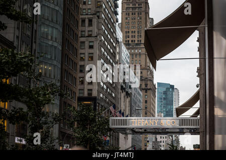 NEW YORK, USA - Le 13 octobre 2016. Tyffany et Co. store Front à New York sur la 5ème Avenue. Banque D'Images