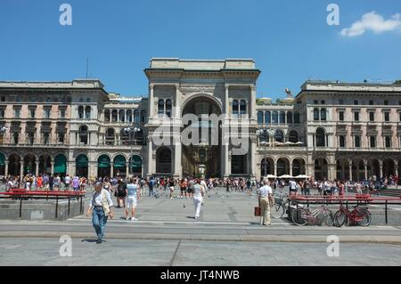 Entrée de la galerie Vittorio Emanuele II, Piazza del Duomo, Milan, Lombardie, Italie, juillet 2017 Banque D'Images