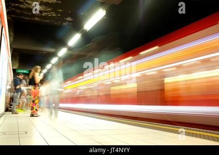 Un train passe d'une plate-forme sur le métro souterrain à Milan, Lombardie, Italie, juillet 2017 Banque D'Images