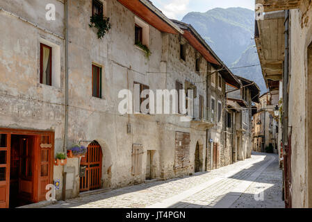 Maisons anciennes sur la route de flexion antiques dans village médiéval de montagne, tourné par un beau jour d'été à Donnas, vallée d'aoste, Italie Banque D'Images