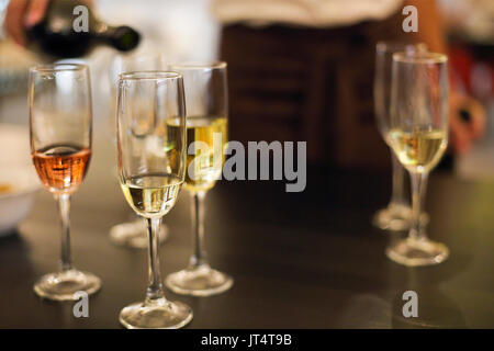 Verres de Champagne. Dégustation de vin dans le restaurant ou winery Banque D'Images