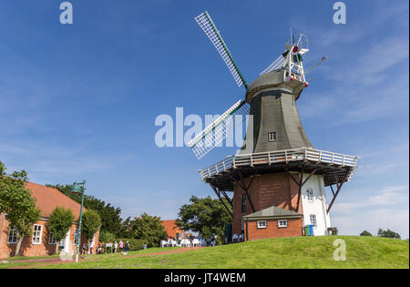 Les moulins à vent dans le centre historique de Greetsiel, Allemagne Banque D'Images