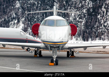 Vue de face d'un jet privé à la montagne à St Moritz, Europe Banque D'Images