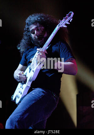 Claudio sanchez coheed & cambria performing staples center los angeles, ca. Banque D'Images