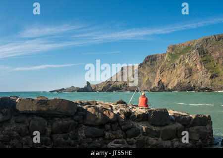 Pêcheur à la mer à Hartland Quay dans le Nord du Devon Banque D'Images