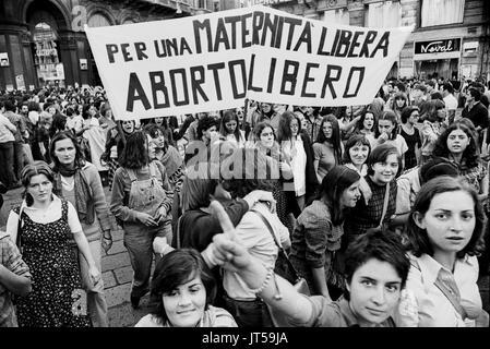 Milan (Italie), 1976, de manifestation pour les droits des femmes et à la défense de la loi sur l'avortement Banque D'Images