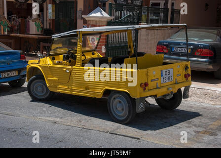 Le jaune vif des années 1980, Citroën Mehari Beach Voiture à moteur arrière gauche côté conducteur vue latérale du yellow jaune couleur d'Atacama la conduite à gauche LHD portug Banque D'Images